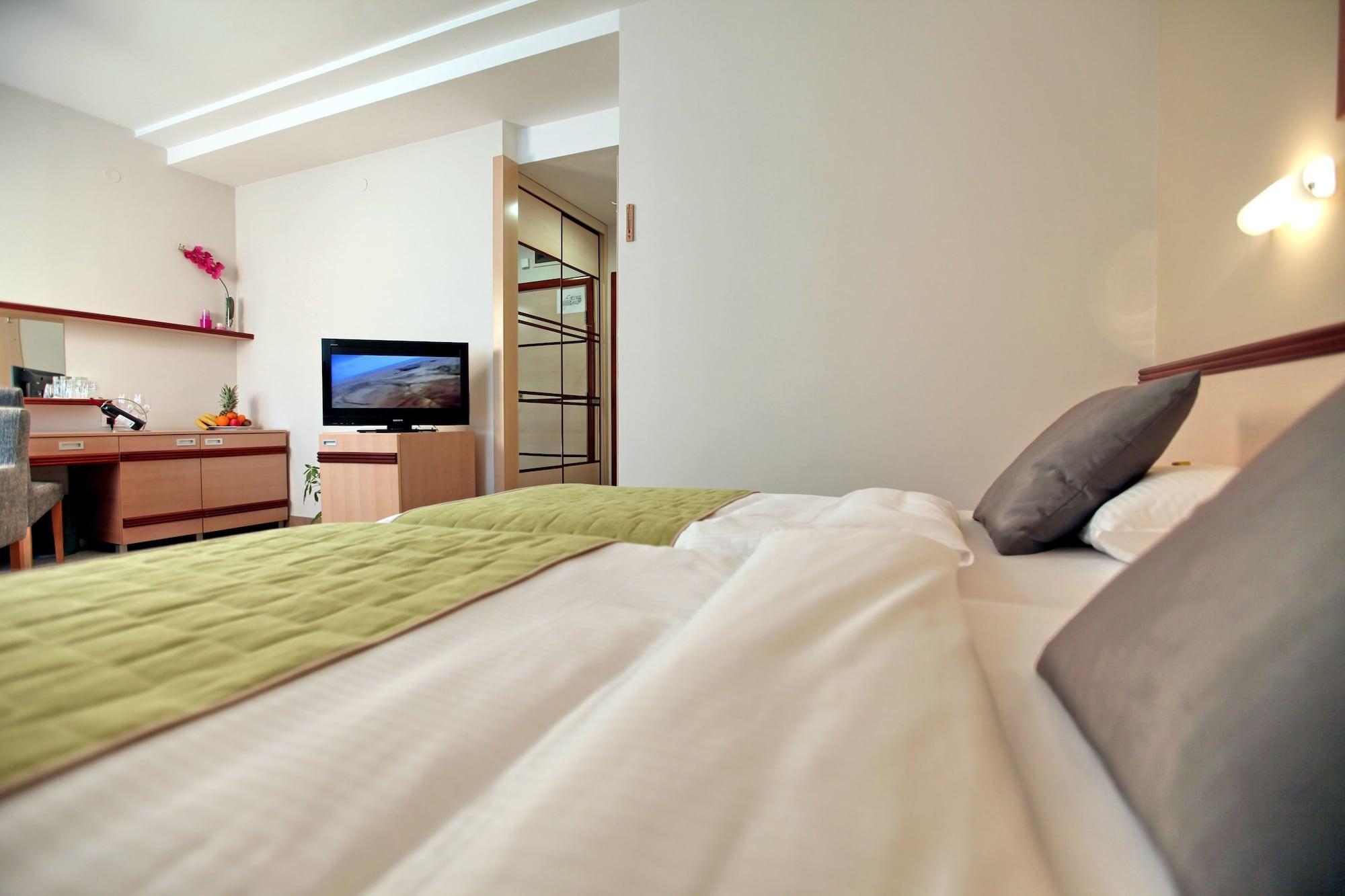 Mona Plaza 4*