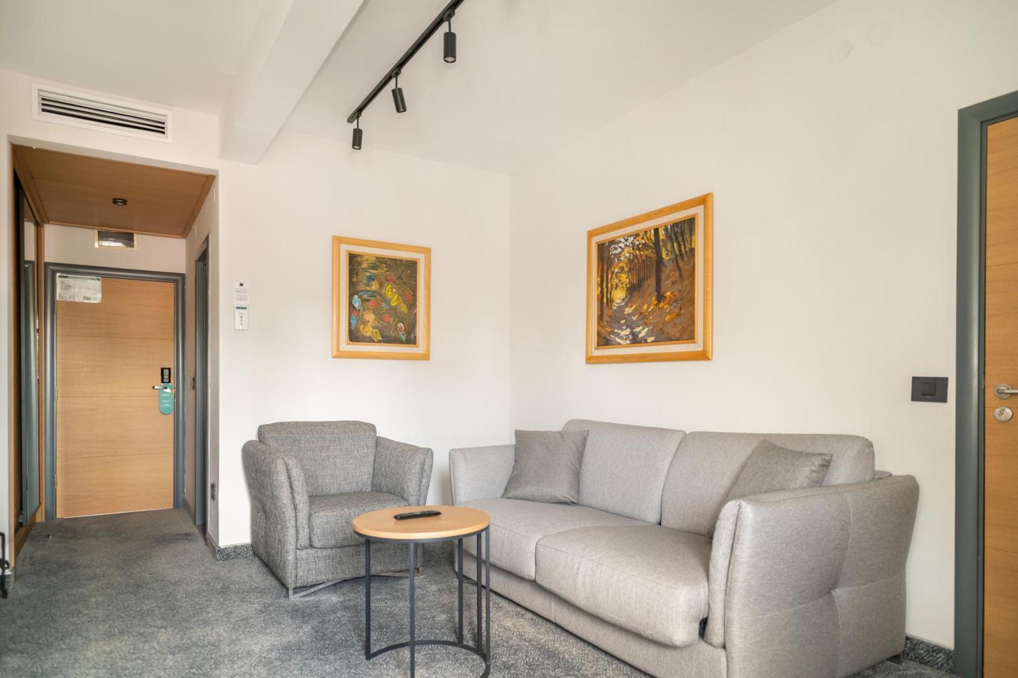 Mona Plaza Hotel 4*