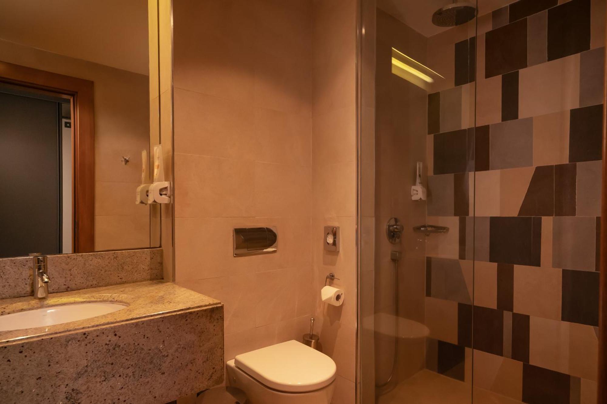 Mona Plaza Hotel 4*