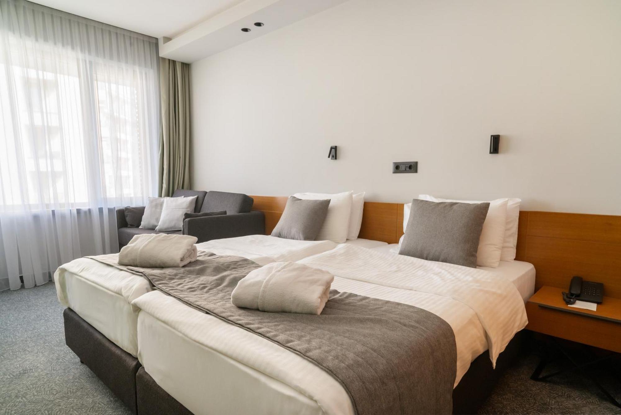 Hotel Mona Plaza 4*