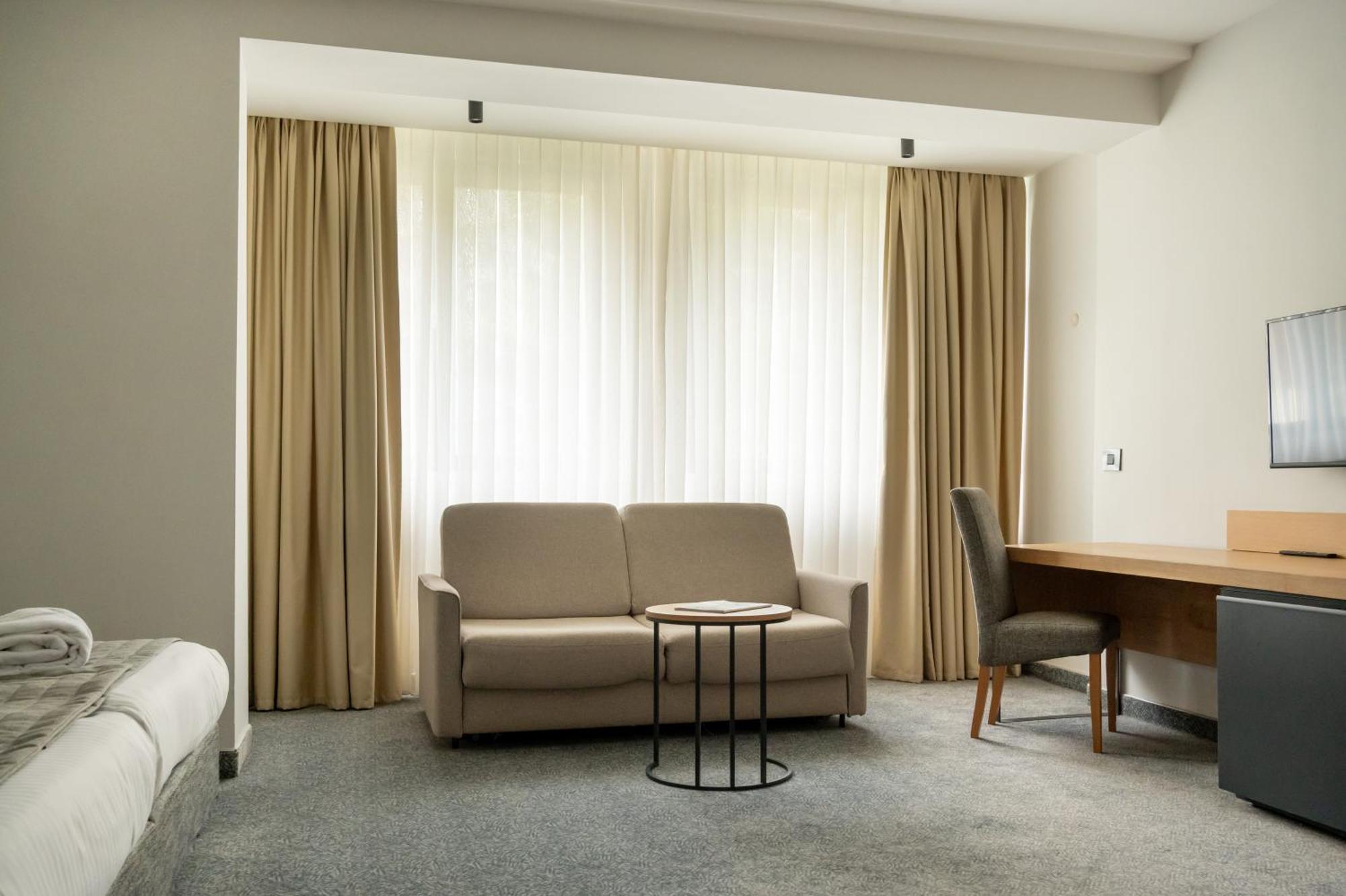 Mona Plaza 4*
